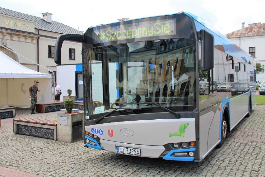 Autobus w którym dokonywane są obecnie szczepienia. Rynek...