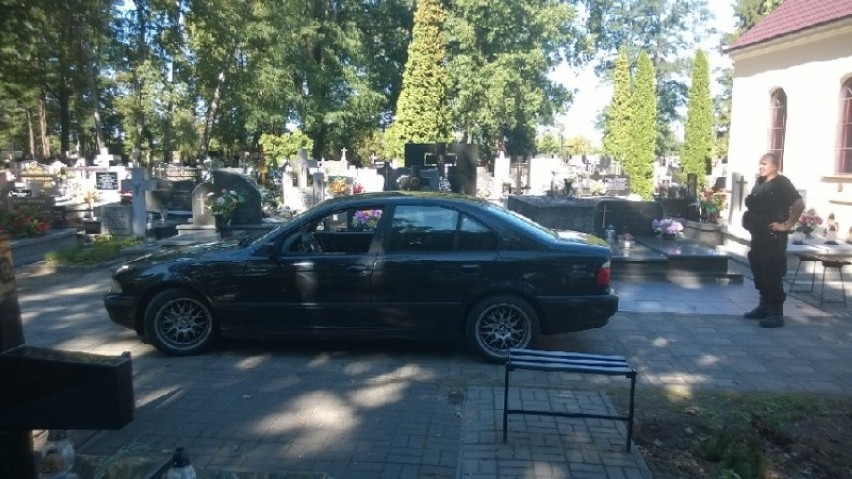 Pijany kierowca wjechał autem na... cmentarz w Opatówku