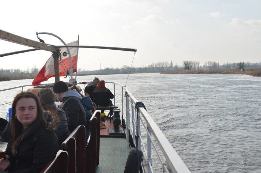 Zabytkowy lodołamacz wypłynął w pierwszy w tym sezonie rejs [ZOBACZ ZDJĘCI I WIDEO]