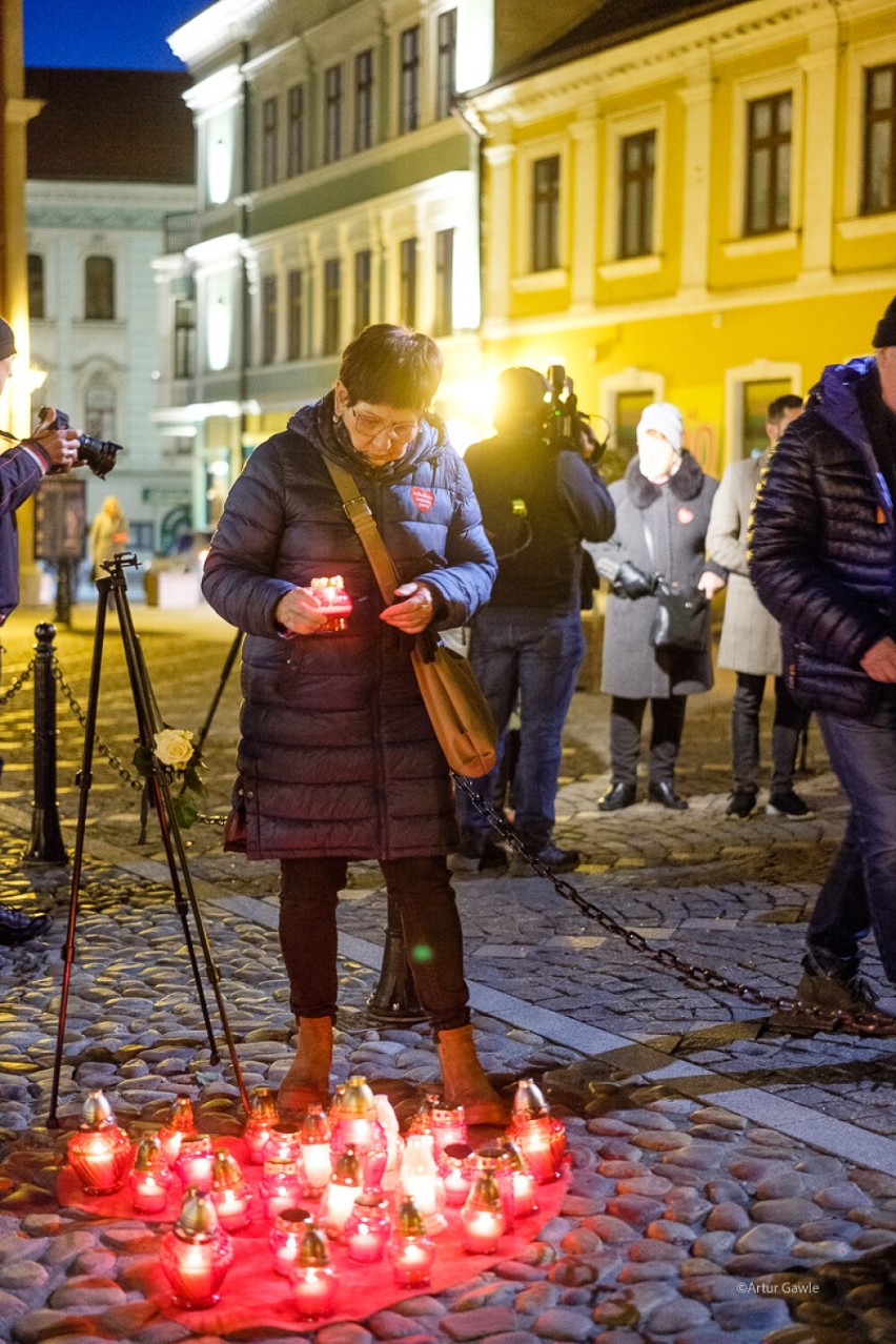 Akcja "Stop hejt" w rocznicę śmierci Pawła Adamowicza. Na Placu Kazimierza w Tarnowie oddali hołd zamordowanemu prezydentowi Gdańska