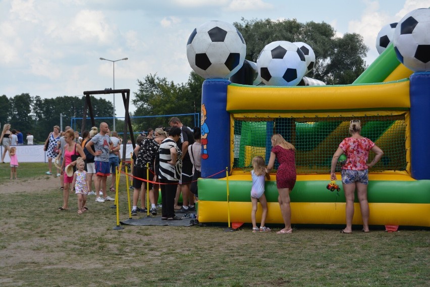 Impreza na plaży miejskiej w Ostrołęce. 14.08.2022 była sportowa rywalizacja oraz atrakcje dla dzieci