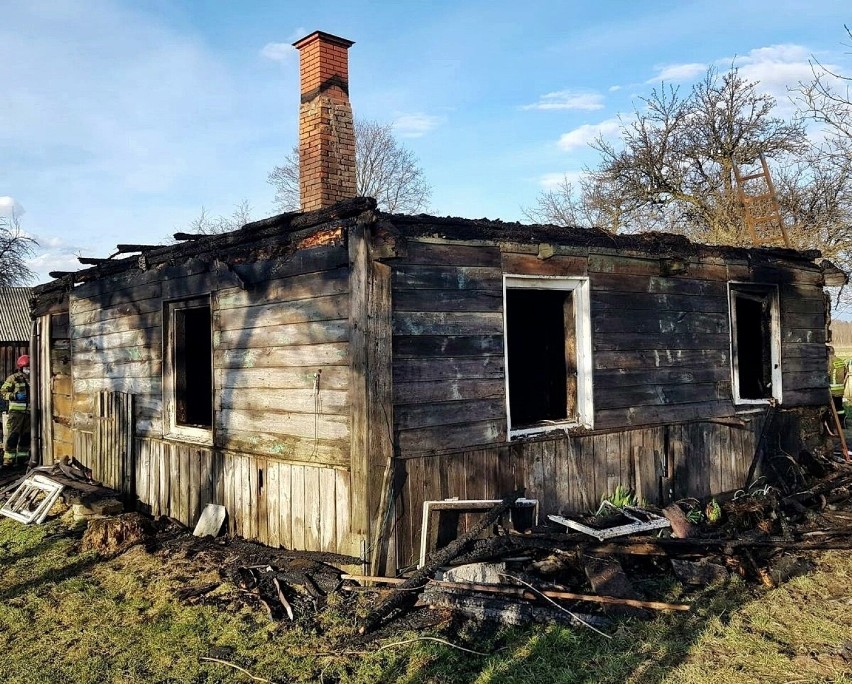 Powiat puławski. Tragiczny pożar drewnianego domu w Śniadówce. Zginęło dwoje ludzi