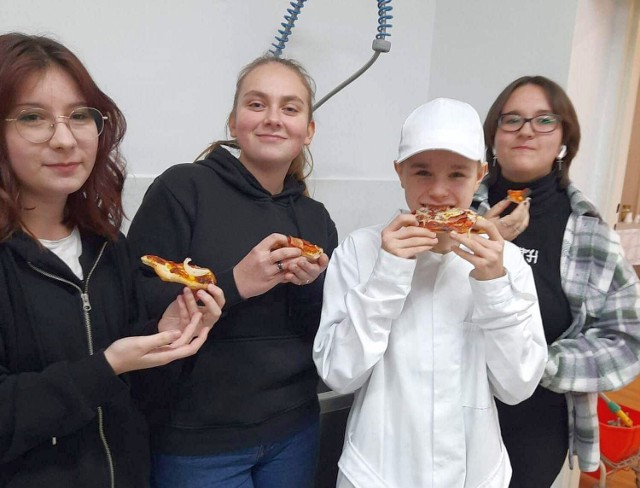Pizza przygotowana przez uczniów  klasy I Technikum Żywienia i Usług Gastronomicznych w Kościelcu smakowała wybornie