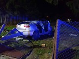 Nocny wypadek w Koronowie. Kierowca stracił panowanie nad seatem, auto staranowało ogrodzenie [zdjęcia]