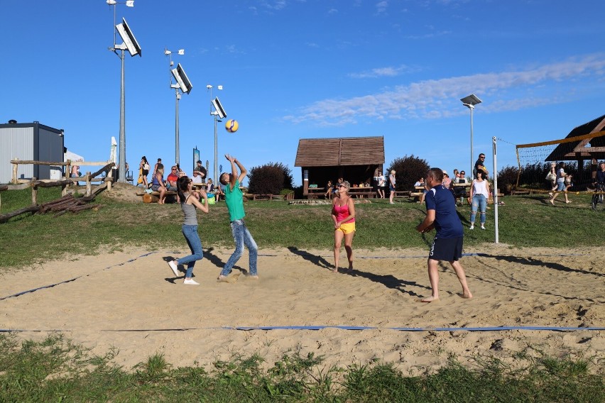 Turniej siatkówki plażowej „Maczuły Cup” za nami. Udział w rozgrywkach wzięła nawet pani wójt! Zobacz zdjęcia