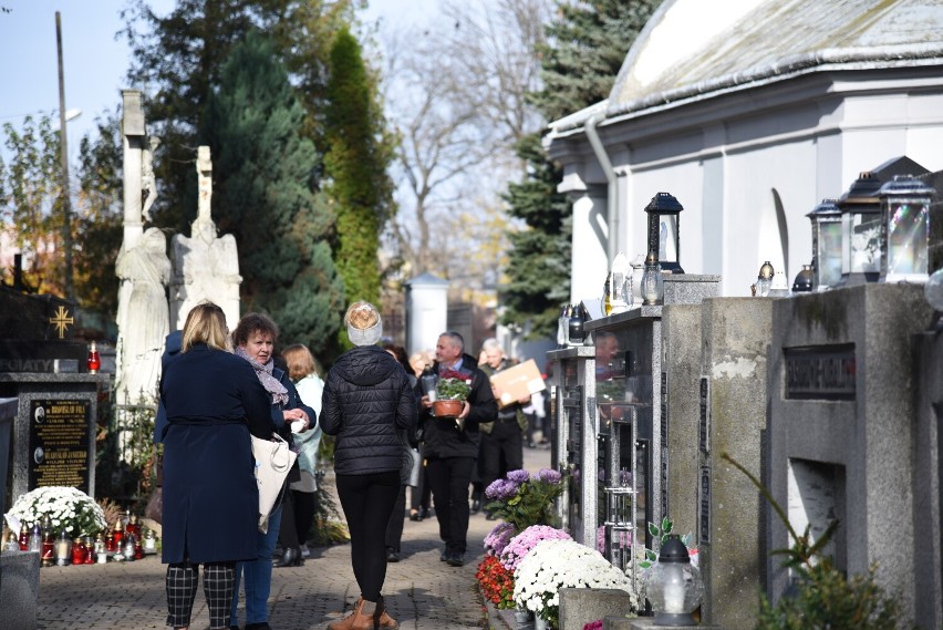 Jarosławianie od samego rana odwiedzają cmentarze w dniu Wszystkich Świętych. Odwiedziliśmy między innymi Stary Cmentarz [ZDJĘCIA] 