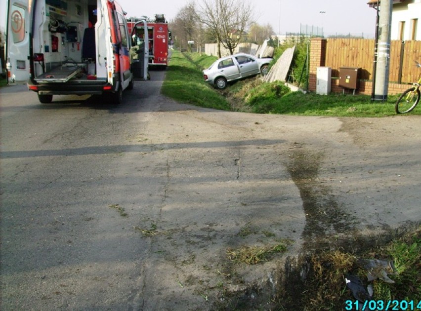 Wypadek w Mnichowie. Samochód uderzył w ogrodzenie