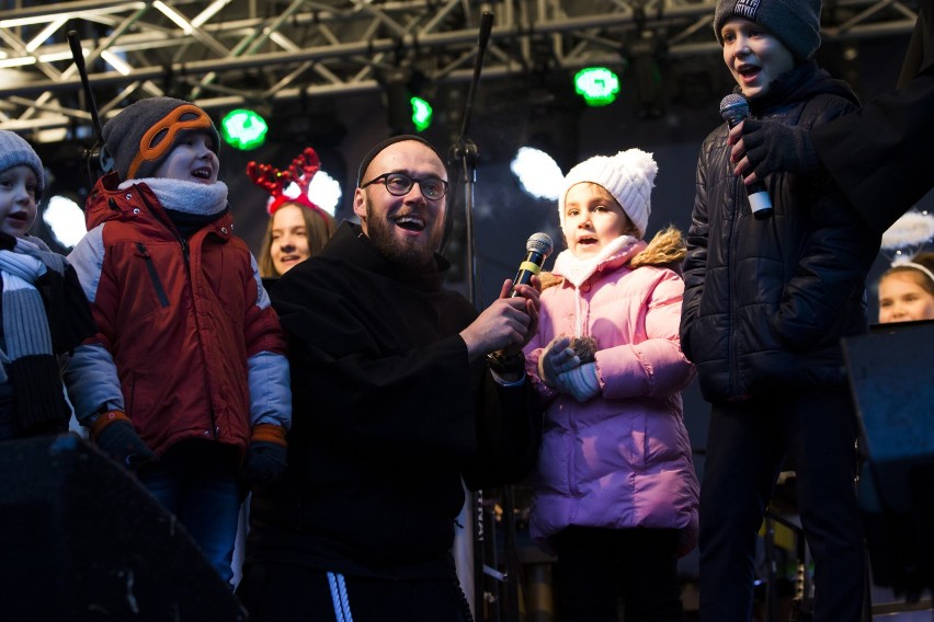 Kraków. Wspólne kolędowanie przy żywej szopce Franciszkanów! [ZDJĘCIA]  