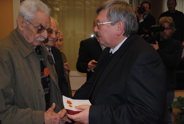 Konsul generalny Federacji Rosyjskiej w Poznaniu wręczył medale w konińskim ratuszu
