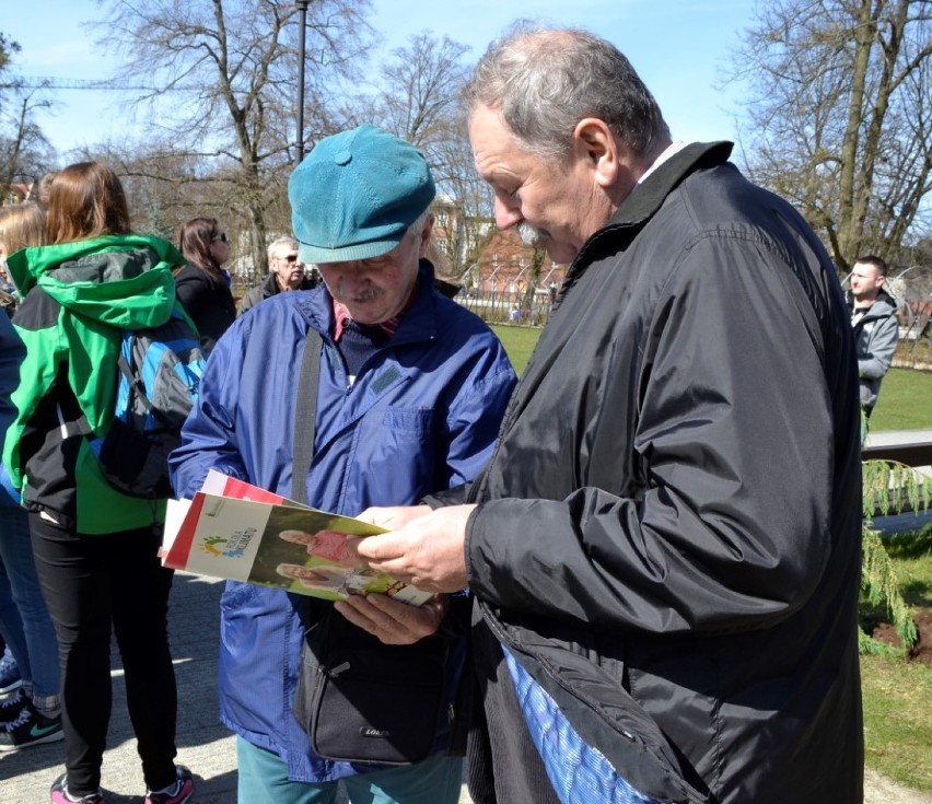 Seniorzy z UTW w Wejherowie w Parku Miejskim zasadzili cyprysiki [ZDJĘCIA + VIDEO]