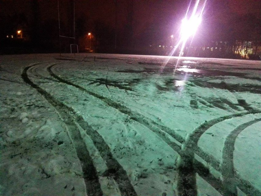 Od dwóch miesięcy ktoś rozjeżdża samochodem jedno z boisk...