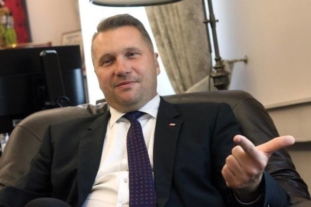 "Aktywny powrót do szkoły" ogłosił w piątek (5 marca) Przemysław Czarnek, minister edukacji. To program, który ma pomóc młodym ludziom w odzyskaniu sprawności fizycznej po okresie zdalnej nauki, spędzanej przed komputerem. 

>>> Czytaj więcej przy kolejnej ilustracji >>>