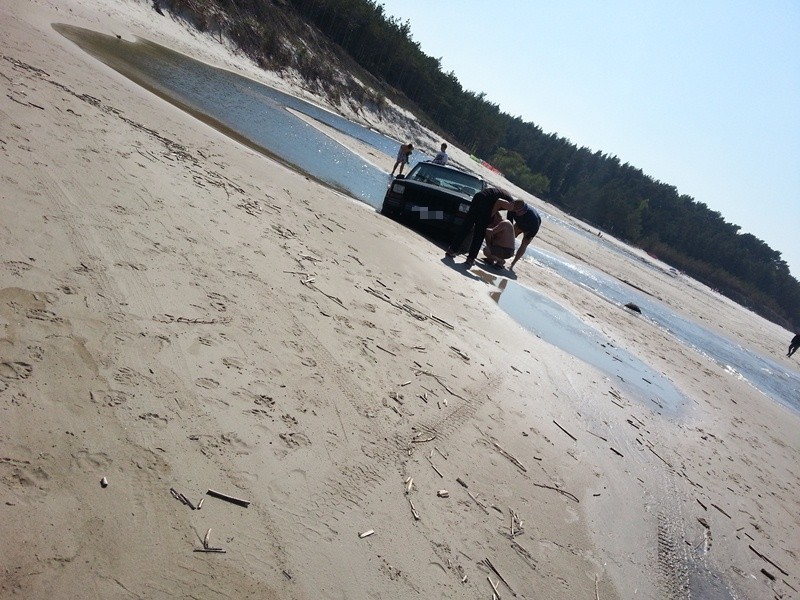 Dębki - auto tonęło na plaży