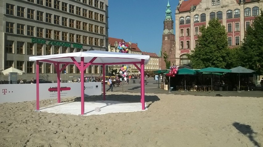 Wrocław: Plaża na placu Solnym czeka na gości (ZDJĘCIA)