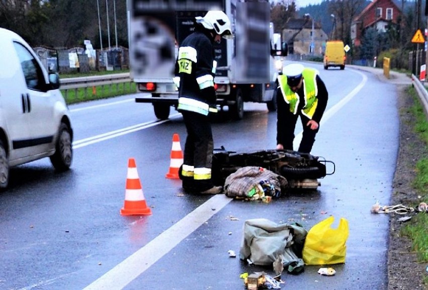 Zderzenie samochodu z motorowerem - policjanci wyjaśniają okoliczności wypadku