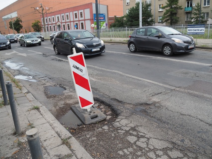 Ogromna dziura stałym elementem alei Politechniki. Od tygodni głęboka wyrwa zdobi ulicę ZDJĘCIA