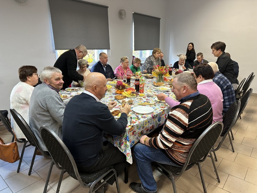 Radosne spotkanie Seniorów w Elgnowie: Projekt "Danie Wspólnych Chwil" (ZDJĘCIA)