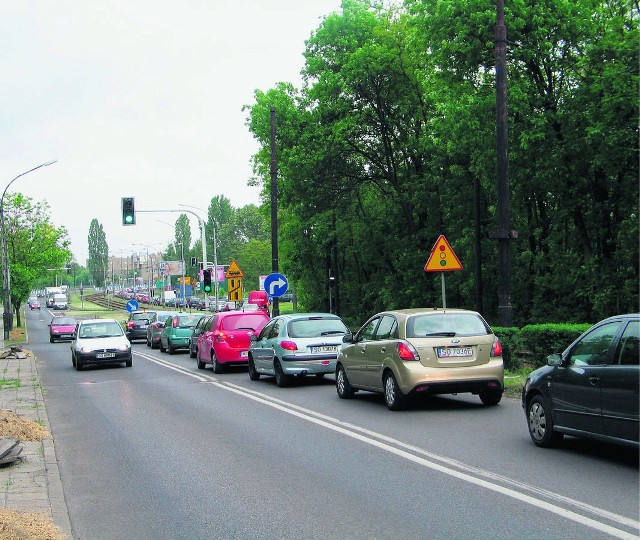 MILOWICE
Trwa remont wiaduktu, który łączy dzielnicę Milowice z centrum miasta. Drogowcy zapewniają, że prace toczą się zgodnie z harmonogramem i sosnowiczanie już niedługo będą mogli korzystać z wiaduktu bez żadnych ograniczeń. Zamknięcie pasa w kierunku centrum i przeniesienie ruchu na ten drugi sprawiło, że wyjazd z Milowic często się korkuje. Kierowcy, którzy chcą się dostać do Będzina czy Dąbrowy Górniczej nie muszą stać w korkach. Mogą wybrać drogę przez Czeladź .