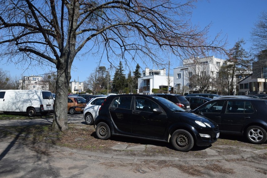 Ten parking między ul. Siemiradzkiego i Mickiewicza na...