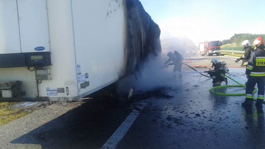 Pożar naczepy na autostradzie A1 Bielawkach, gm. Pelplin. Ruch w kierunku Gdańska odbywa się pasem szybkim [ZDJĘCIA]