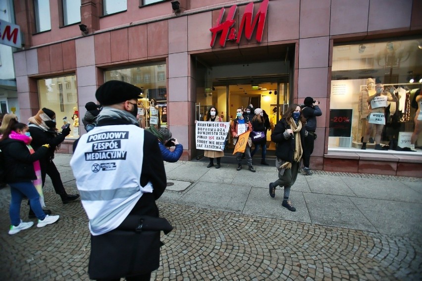 Półnagie kobiety okupowały witrynę sklepu H&M we Wrocławiu. Protestowały przeciwko Black Friday