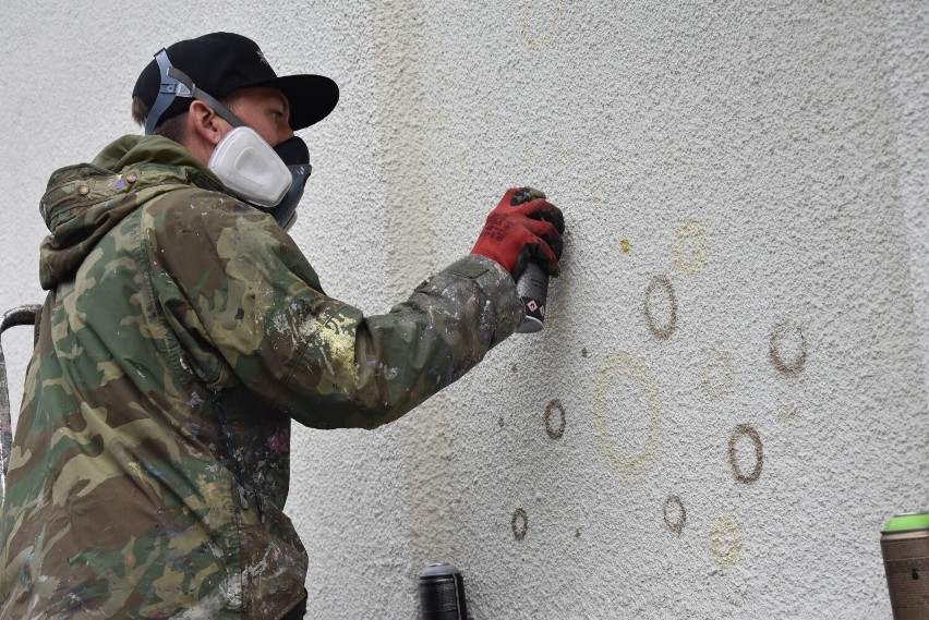 Gorlice. Mgr Mors w działaniu. Na ścianach pojawiły się tajemnicze kółeczka. Czy coś z nich wyniknie? [ZDJĘCIA]