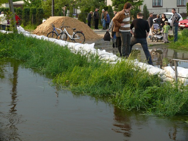 Podczas majowej powodzi w 2010 r. worki z piaskiem nie uratowały Rajskowa. Wiele wskazuje na to, że w kolejnych latach worki mogą się przydać...