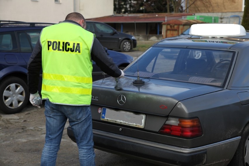 Napad na taksówkarza. Oblali go benzyną i wrzucili do bagażnika