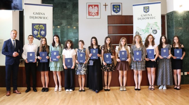 Wójt Gminy Dębowiec Marcin Bolek nagrodził najlepszych absolwentów szkół podstawowych