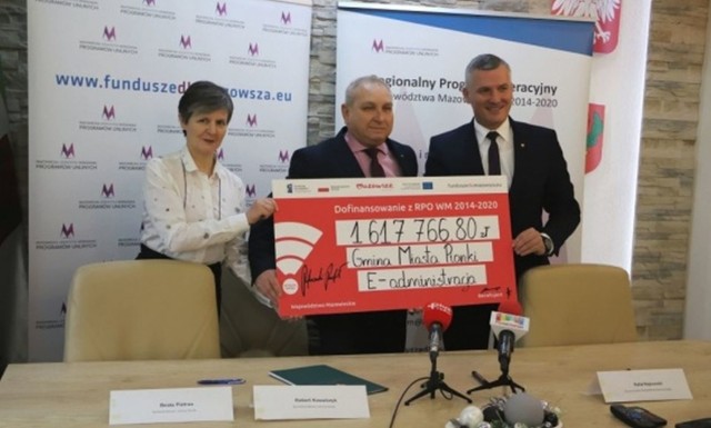 Umowę podpisali Rafał Rajkowski oraz burmistrz Robert Kowalczyk i skarbnik Beata Pietrus.