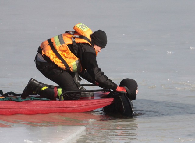 Strażacy z Radomia ćwiczyli nad zalewem Borki wyciąganie ludzi, pod którymi załamał się lód.