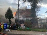 Pożar domu jednorodzinnego w Bytomiu. Ogień wychodził przez okna. Ewakuowano sąsiadów