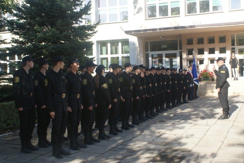 Ślubowanie uczniów klasy mundurowej III LO na placu Bema w...