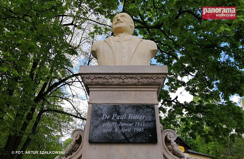 Pomnik Paula Rittera przy ul. Moniuszki w Wałbrzychu po...