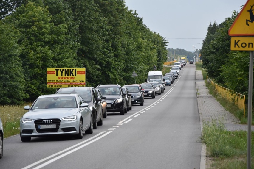 AKTUALIZACJA. Wypadek w gminie Wejherowo (22.07.2022). Ogromny korek na trasie Bolszewo - Zamostne. Utrudnienia w ruchu | ZDJĘCIA