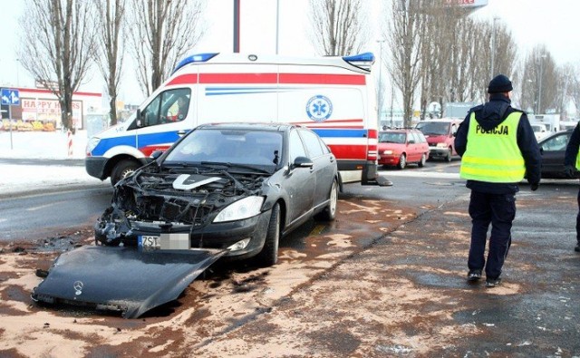 Wypadek na ul. Struga w Szczecinie: Mercedes zderzył się z z samochodem dostawczym [zdjęcia]