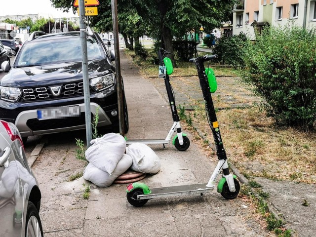 Zostawianie hulajnóg w Bydgoszczy to wolna amerykanka. Są wszędzie, nawet przy przejściach przez jezdnie. Leżą porzucone w krzakach, na drogach dla rowerów, na chodnikach. Tydzień po uruchomieniu w Bydgoszczy systemu hulajnogę znaleziono... utopioną w Brdzie