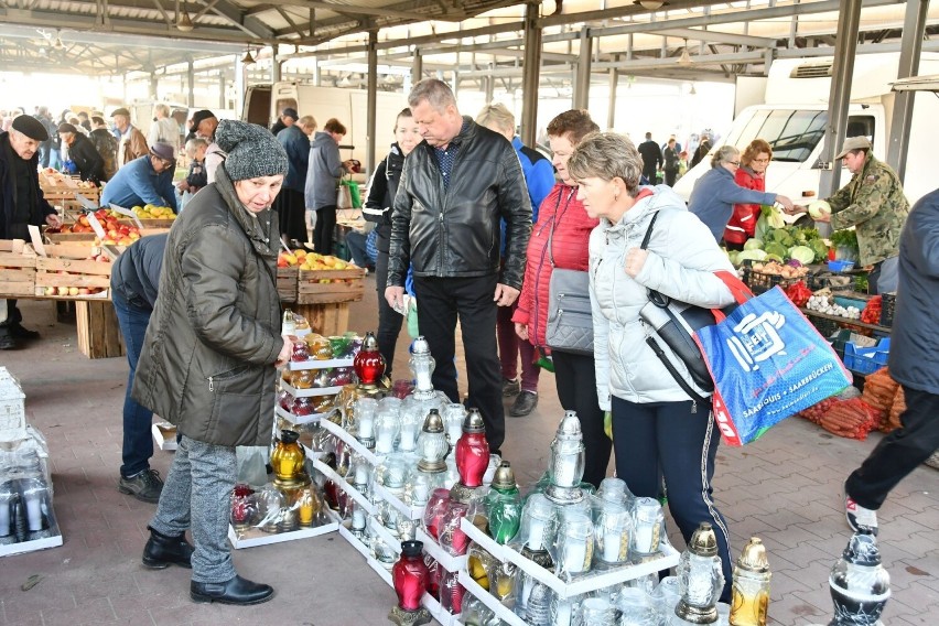 Handel na pińczowskim targowisku w piątek, 28 października....