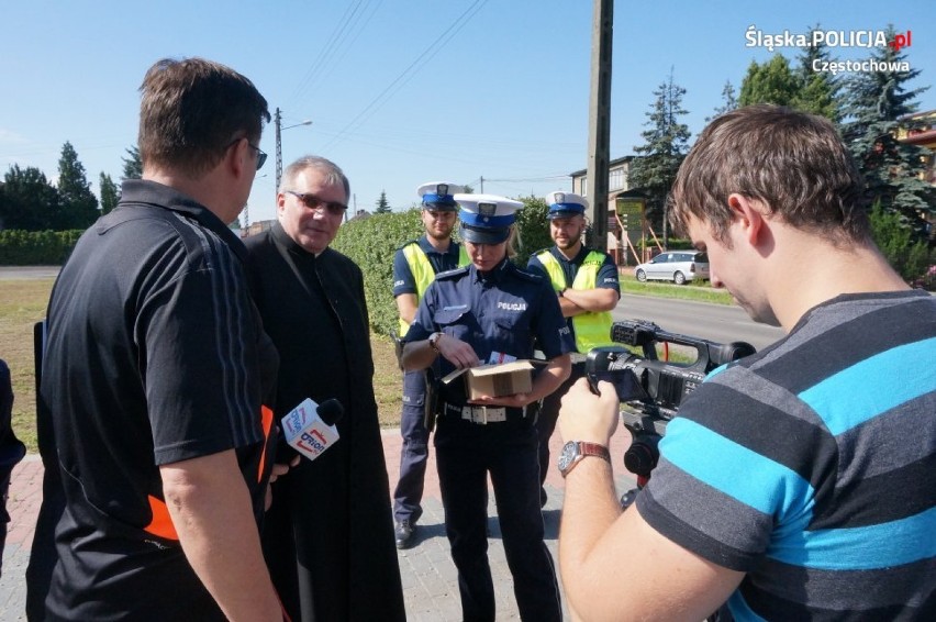 Częstochowa: ksiądz i policjanci promowali wśród kierowców bezpieczne zachowania na drodze [ZDJĘCIA]