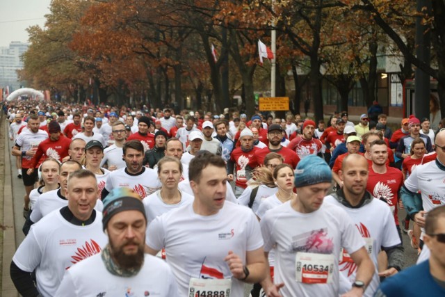 15 tys. biegaczy uczciło w Warszawie Święto Niepodległości. Za nami kultowy bieg