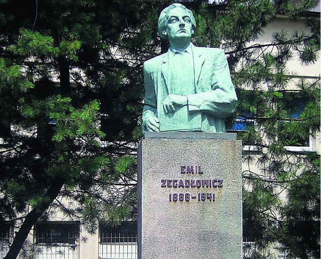 Pomnik Emila Zegadłowicza stoi obecnie w Wadowicach. W Gorzeniu Górnym jest  poświęcone mu muzeum