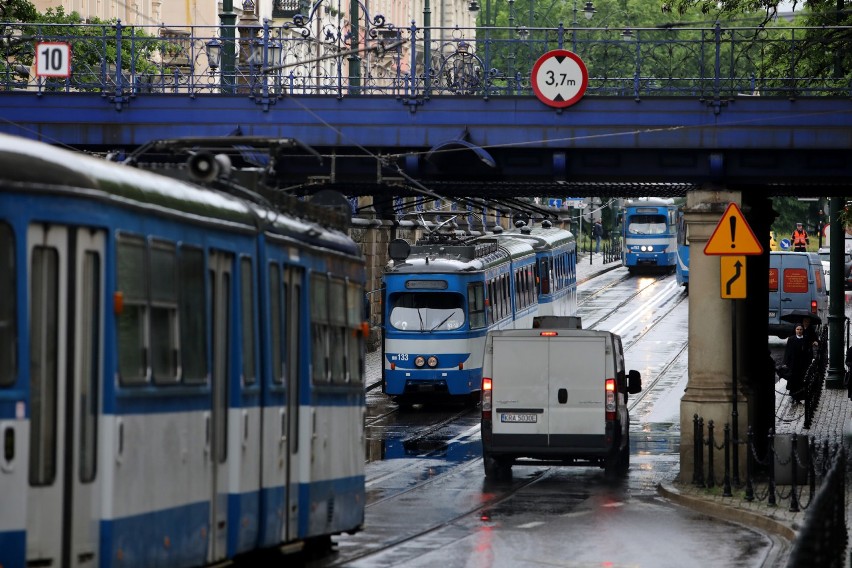 Kraków. Zatrzymanie tramwajów na ul. Lubicz. Tory zalane