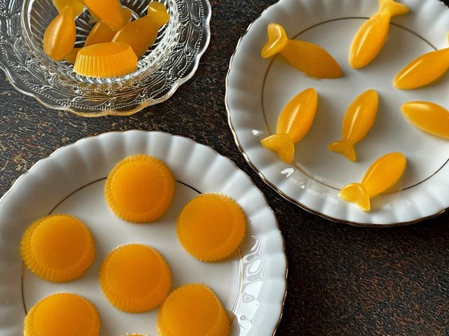 Jak zrobić domowe żelki? To bardzo proste! Zobacz przepis na pyszne żelki z soku pomarańczowego.