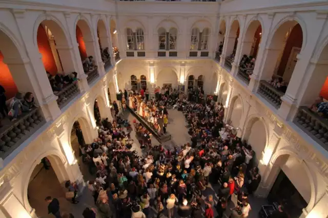 Pierwsza edycja Nocy Muzeów we Wrocławiu przyciągnęła siedem muzeów i jedną galerię. Dziś jest to wydarzenie, którym żyje całe miasto. W 2024 roku zaplanowano ponad 150 atrakcji, organizowanych przez niemal 100 instytucji!

To wszystko odbędzie się już w najbliższą sobotę, 18 maja. Choć głównymi organizatorami są muzea, w wydarzeniu uczestniczą również archiwa, galerie, centra kultury i edukacji oraz inne niezależne miejsca, które promują sztukę i historię Wrocławia.