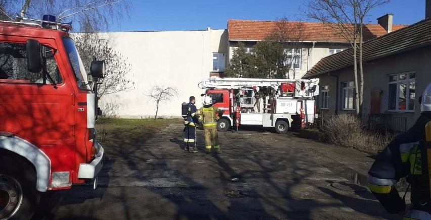 Pożar sadzy w kominie w szkole podstawowej w Brodnicy
