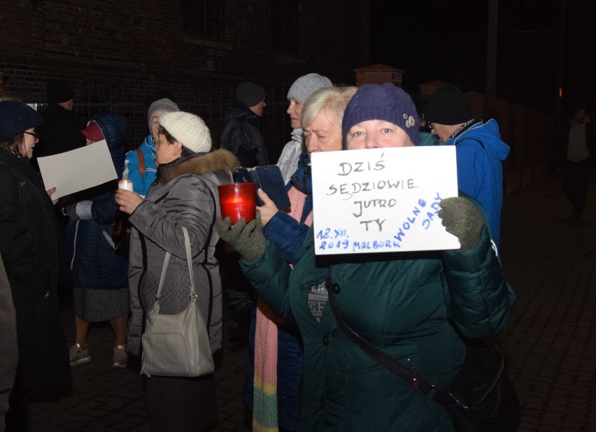 Malbork. Mieszkańcy w obronie sędziów. Wieczorny protest przed Sądem Rejonowym [ZDJĘCIA]