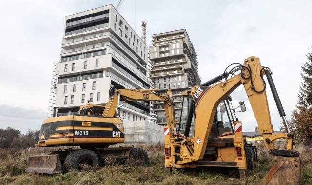 Koronawirus nie wstrzymał pracy na budowach, ale liczba wydawanych pozwoleń na budowę spadła.