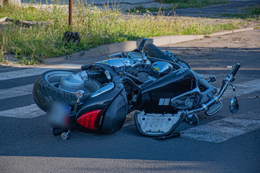 Zderzenie motocykla z samochodem osobowym. Motocyklista trafił do szpitala [ZDJĘCIA]