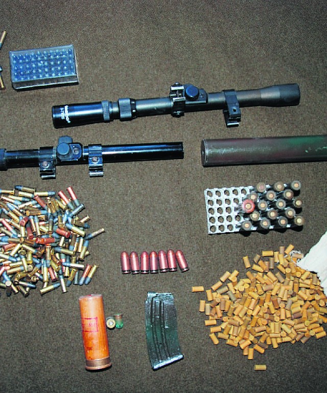 Funkcjonariusze Straży Granicznej przy zatrzymanych znaleźli między innymi karabin z tłumikiem oraz amunicję