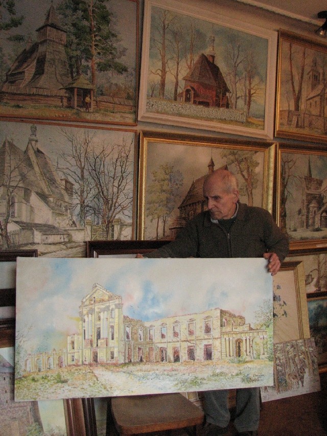 Tadeusz Puszczewicz z jednym z obrazów z nowego cyklu